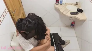 Dejo una camara en el baño para confirmar que mi novia me es infiel