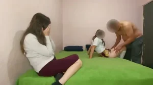 ¿Que edad tiene? Mujer muy pobre entrega a su pequeña hijastra para pagar la renta, casero real